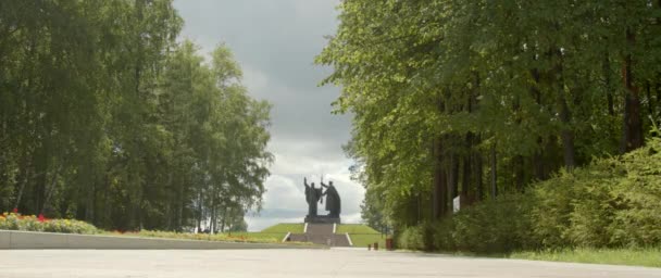 Taman Dengan Bunga Tempat Tidur Dan Monumen — Stok Video