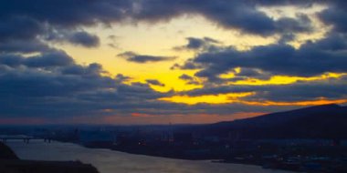 Şafak vakti nehirden şehre.