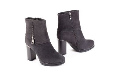 Şık ve zarif deri kadın ayakkabı yaprakları ve beyaz arka planda rahat sonbahar veya ilkbahar stili görmek. moda kadın ayakkabı.