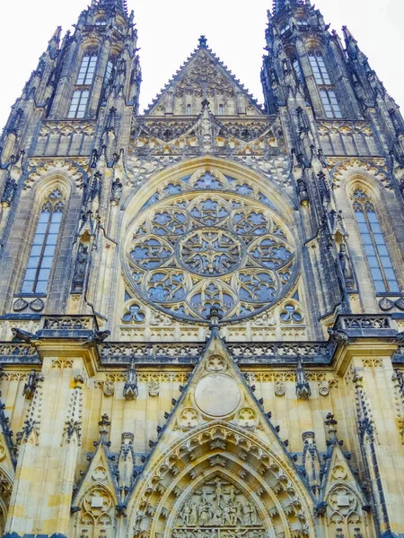 Façade de la cathédrale de Saint-Vitus. Cathédrale gothique de Prague — Photo