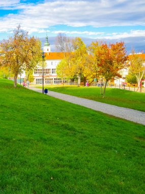 Prag 'da ağaçların bulunduğu yeşil yolda görüntüle, metin için alanı kopyala.