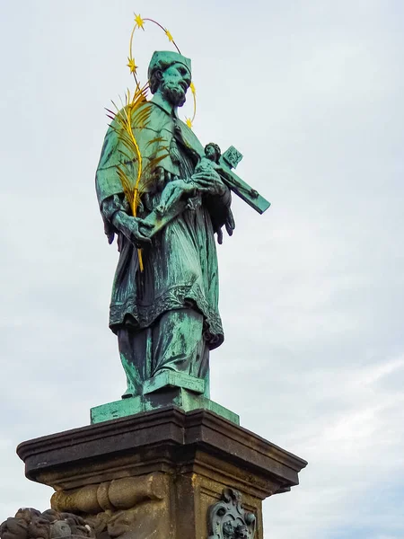 John Nepomuk staute na Ponte Charles em Praga — Fotografia de Stock