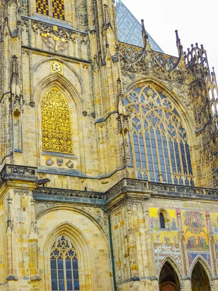 Façade de la cathédrale Saint-Vitus à Prague République tchèque avec fenêtre — Photo
