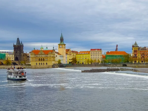 Panorama d'automne avec la rivière Vltava et le château de Prague, Europe centrale, République tchèque, espace de copie pour le texte, espace de copie — Photo