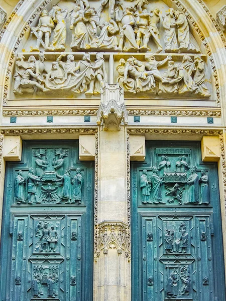 Porte de la célèbre cathédrale historique de Saint-Vitus en République tchèque prague situé dans la cour du château de Prague — Photo