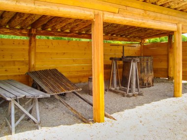 Yuvarlak kerestelerden bir kereste evi inşa ediliyor,