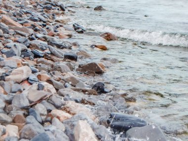 Şiddetli bir dağ nehrindeki suyun arka planı. Taş ve suyun güzel doğal arka planı. Temiz suyun dokusu ve hızlı bir nehir...