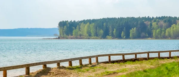 Sentiero Piedi Con Recinzione Legno Lungo Riva Grande Lago Blu — Foto Stock