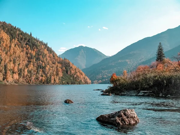 Vista Panoramica Lago Montagna Uno Sfondo Montagne Contro Cielo Azzurro — Foto Stock