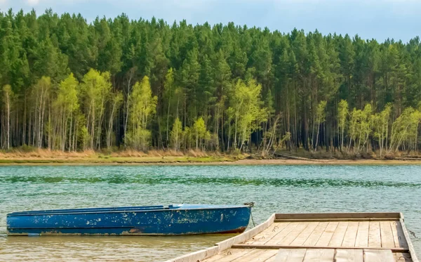 Paesaggio Estivo Fiume Vecchia Barca Molo Legno Cielo Blu Alberi — Foto Stock