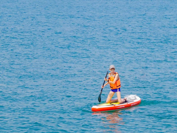 Young Rider Board Sap Surfing Rakes Wave Paddle Concept Active — Stock Photo, Image