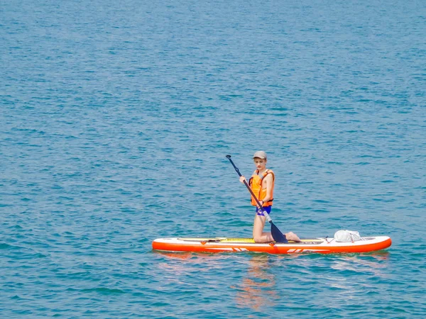 Joven Jinete Una Tabla Para Sap Surf Rastrillos Una Ola —  Fotos de Stock