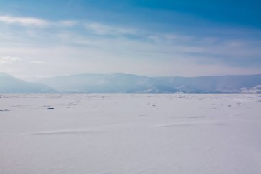 Dağlara ve bulutların üstündeki mavi gökyüzüne bak