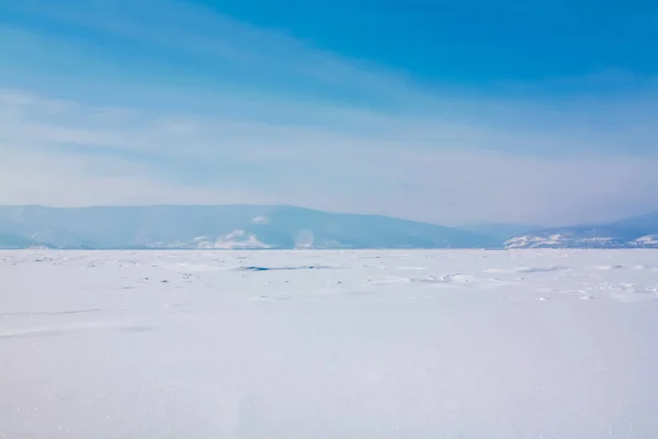 Pohled na hory a modrou oblohu nad mraky — Stock fotografie