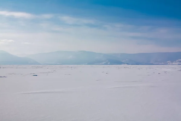 Pohled na hory a modrou oblohu nad mraky — Stock fotografie