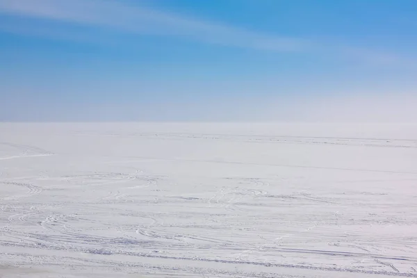 Вид на снег и голубое небо . — стоковое фото