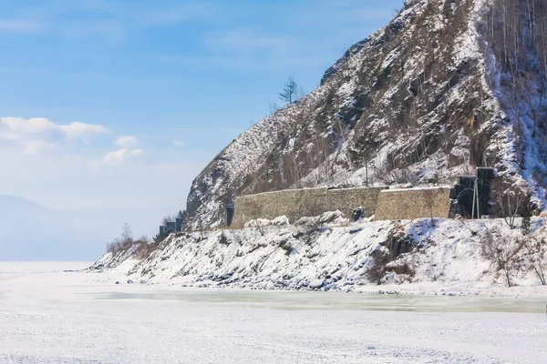 Vinter på Circum-Baikal Railway vit snö och blå himmel — Stockfoto