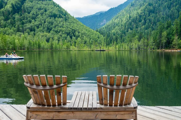 Due Sedie Sdraio Legno Vuote Sulla Spiaggia Bellissimo Paesaggio Lago — Foto Stock