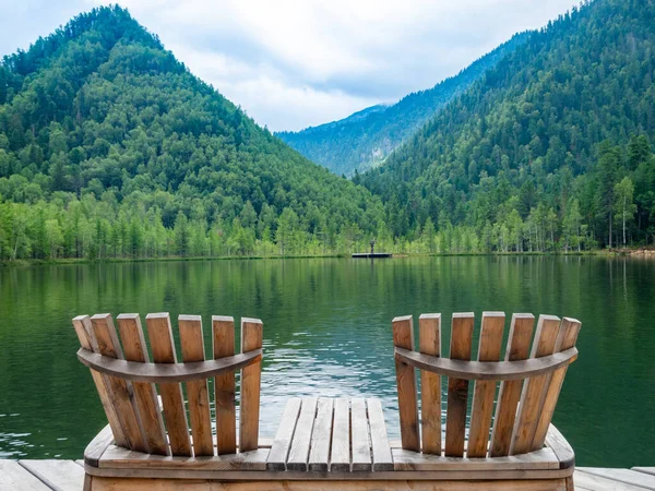 Due Sedie Sdraio Legno Vuote Sulla Spiaggia Bellissimo Paesaggio Lago — Foto Stock