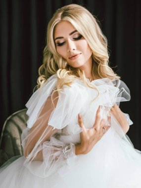  Gelinlikli gelin, tatil için hazırlanıyor. Romantik bir fotoğraf..