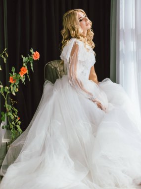 Irkutsk, Rusya - 29 Ağustos 2019: Gelinlikli gelin tatil için hazırlanıyor, romantik fotoğraf.