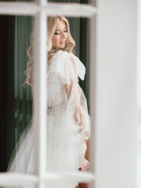  Gelinlikli gelin, tatil için hazırlanıyor. Romantik bir fotoğraf..