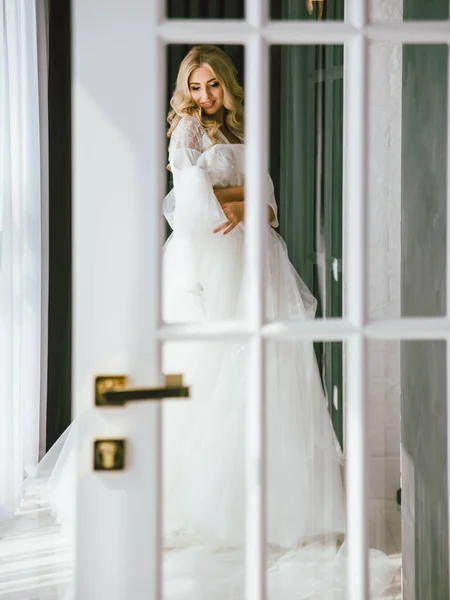 Manhã Antes Casamento Jovem Noiva Loira Bonita Preparando Para Cerimônia — Fotografia de Stock