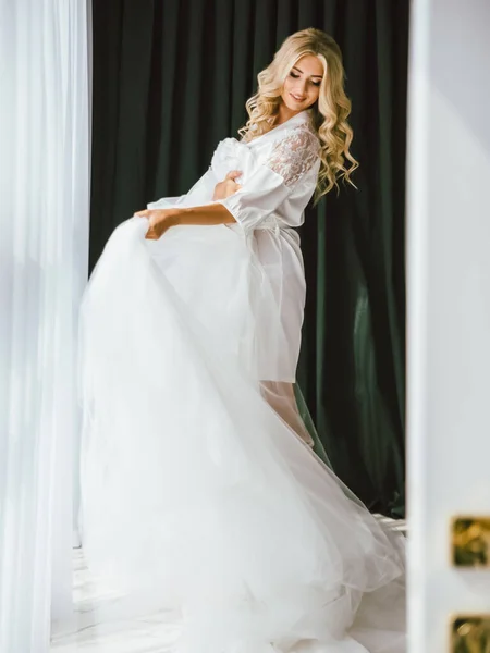 Novia Preparándose Para Boda Probándose Vestido Blanco Concepto Boda — Foto de Stock