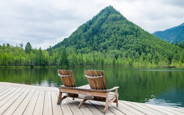 Due Comodi Lettini Legno Sullo Sfondo Montagne Colorate Con Lago — Foto Stock