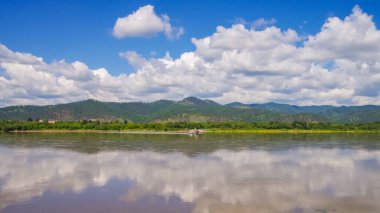 Nehir ve mavi gökyüzü ile güzel bir manzara...
