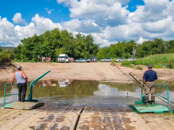 feribot, Buryatia Cumhuriyeti 'nin Ilyinka kasabasındaki Selenga Nehri' nden bir kereste kamyonu taşıyor..