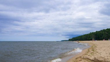 Güzel deniz manzarası, güneş doğarken deniz ve gökyüzü.