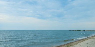 Güzel deniz manzarası, güneş doğarken deniz ve gökyüzü.