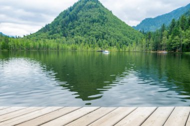 Gölün kıyısındaki klasik ahşap iskele..