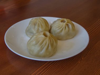 Buryat lezzetli buuz tabakta.