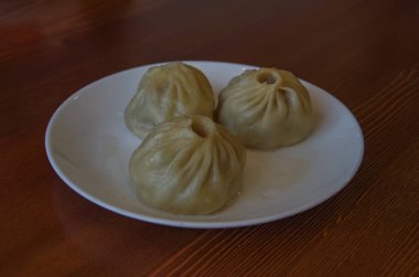 Buryat lezzetli buuz tabakta.