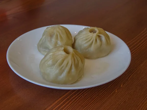 Buryat lezzetli buuz tabakta.