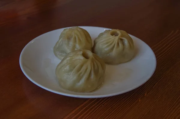 Buryat lezzetli buuz tabakta.
