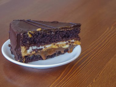 Tabakta güzel çikolatalı pasta.