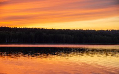Nehrin üzerinde yaz günbatımı manzarası.