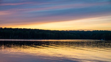 Nehrin üzerinde yaz günbatımı manzarası.
