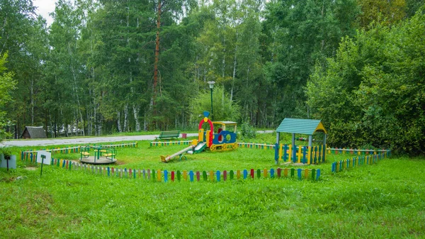 Playground Parque Entre Árvores — Fotografia de Stock