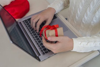 Yetenekli bir adam ofisteki dizüstü bilgisayarda çalışıyor.