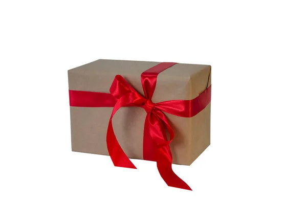 ギフトボックスには赤いリボン コピースペース 白い背景に隔離されています 販売の概念 割引価格 クリスマスプレゼントやショッピング クリスマスのグリーティングカード バレンタインデーや新年 — ストック写真