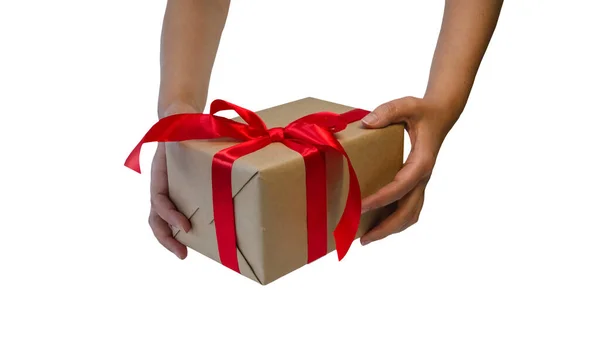 Handen Houden Geschenkdoos Met Rood Lint Kopieerruimte Geïsoleerd Witte Achtergrond — Stockfoto