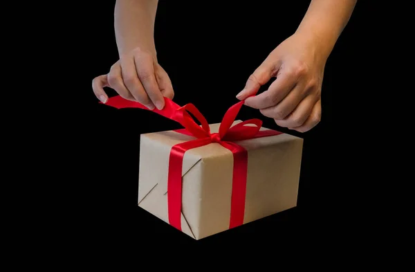 手拿着红丝带礼品盒 复制空间 用黑色隔开 销售理念 折扣价 圣诞礼物和购物 圣诞贺卡 情人节或新年贺卡 — 图库照片