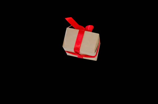 Подарочная Коробка Красной Лентой Пространство Копирования Изолировано Черном Фоне Концепции — стоковое фото