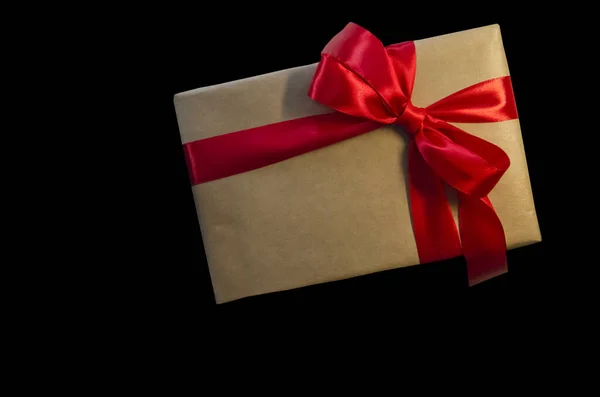 礼品盒 红色缎带 复制空间隔离在黑色背景 销售理念 折扣价 黑色星期五 圣诞节礼物和购物 圣诞贺卡 情人节或新年贺卡 — 图库照片