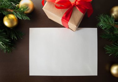 Noel arkaplanı, ahşap zemin üzerinde hediye kutusu olan köknar dalı, mesaj için tebrik kartı alanı, metin veya içerik için hazır Mockup. 