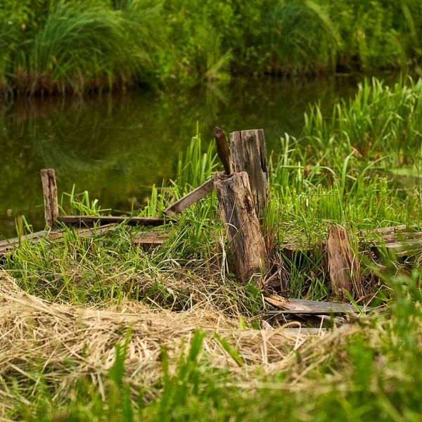 Foto Cuadrada Muelle Rural Madera Sobre Fondo Árboles Hermoso Río — Foto de Stock